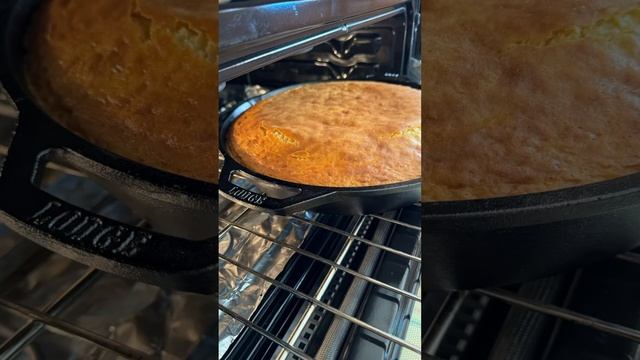 Baking with Cast Iron: Lodge 13.25” Dual Handle Pan #peachcake #baking #castironcookware смотреть онлайн