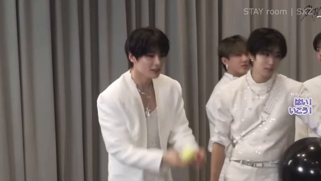 Stray Kids играют в огромный боулинг смотреть онлайн