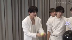 Stray Kids играют в огромный боулинг