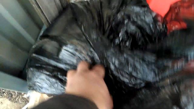 Поход на мусорку. Как я зарабатываю лазая по мусоркам. Интересные находки в мусорных баках. смотреть онлайн