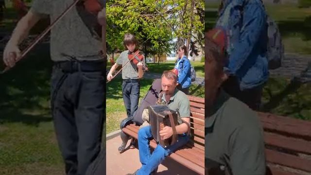 Как обычно, играем на улице. С днём победы! смотреть онлайн