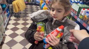 VLOG Один сломал ногу, вторая заболела. Как они проводят время