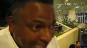 Негр поет известные всем Русские песни