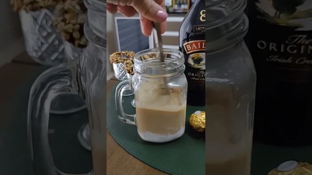Drink de baileys e Ferrero! #drinks #receitinhas #chocolate #bebidas смотреть онлайн
