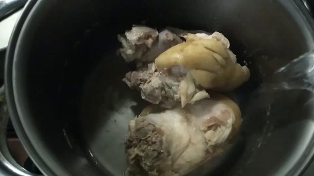 Як варити смачний холодець 😋 смотреть онлайн