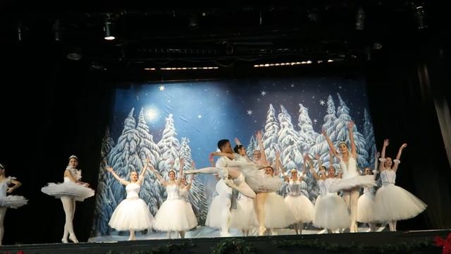 Glen Dance Studio "The Nutcracker" 2016 Premiere Showing The Snow Scene смотреть онлайн