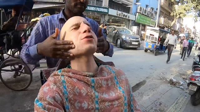 Дели. Обман за 5 долларов уличная стрижка, массаж головы. Индийский ASMR смотреть онлайн