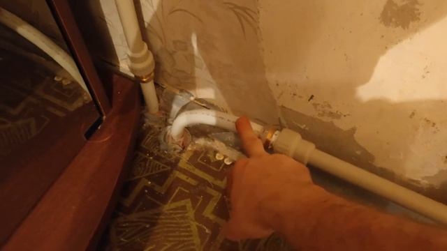 Выгнуло трубу отопления повело трубы в квартире ! смотреть онлайн