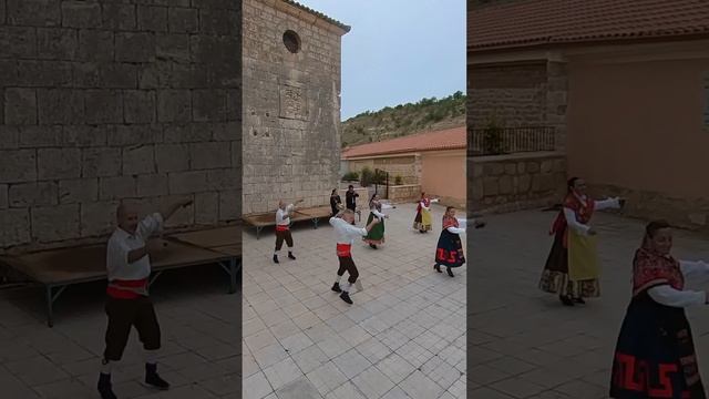 Bailando a la puerta de la iglesia смотреть онлайн