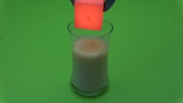 EXPERIMENT Glowing 1000 degree METAL CUBE vs 100 FIRECRACKERS смотреть онлайн