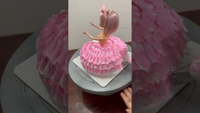 Itni sari cream 🤔 bhot dino bad bnaya doll cake☺️ #shorts #shortsfeed #viral #trending #cake смотреть онлайн