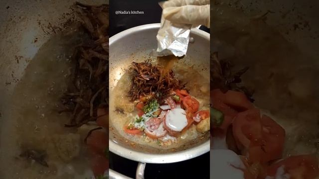 Easy Chicken Dum Biryani Recipe | #easydumbiryani #nadiaskitchen #youtubeshorts смотреть онлайн