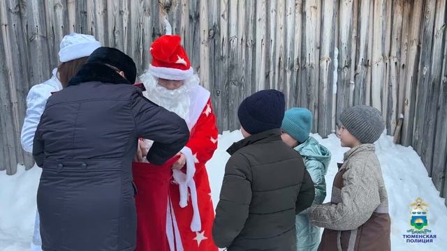 «Полицейский Дед Мороз» побывал в гостях у ребят из поселка Голышманово смотреть онлайн