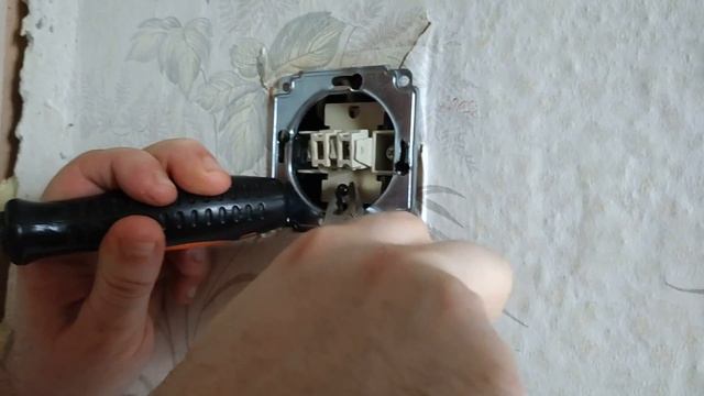 Горит лампочка при выключенном свете и выключателе что делать ? смотреть онлайн