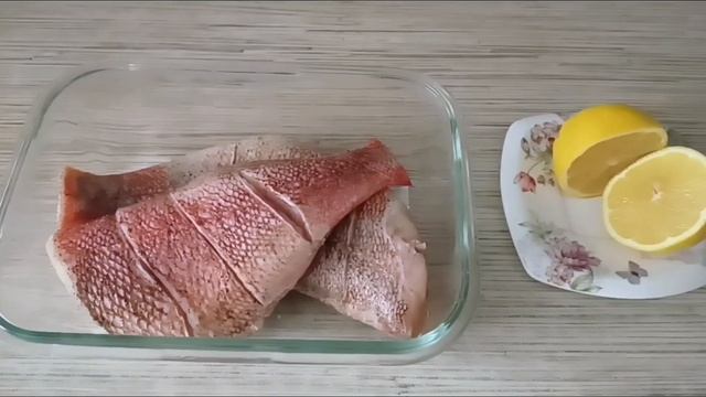 Морской (красный) окунь жареный под лимонным соком.