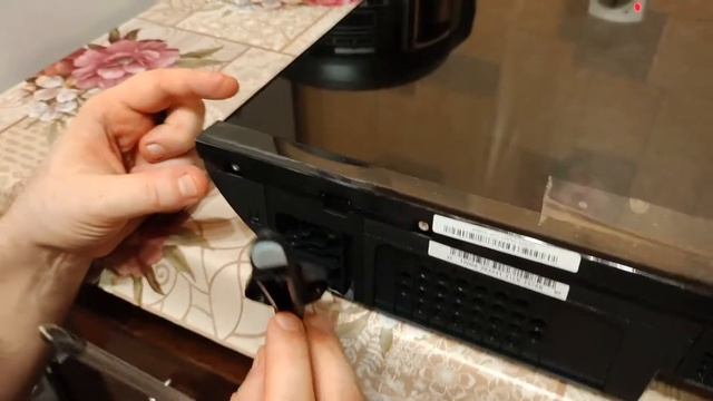 Как прикрутить ножки к телевизору Hisense ? смотреть онлайн