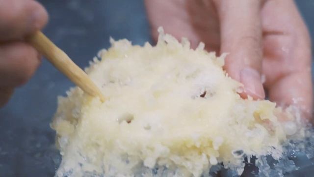 食品サンプルの歴史を築いたリーディングカンパニーの若き女性インストラクターが作る食品サンプルのプロセス。 смотреть онлайн