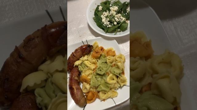 Sausages, tortellini and spinach salad with feta cheese for dinner смотреть онлайн