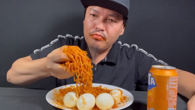 BIG BITES RAMEN NOODLES WITH BOILING EGGS MUKBANG #raikanchavlog #mukbang #noodleschallange смотреть онлайн