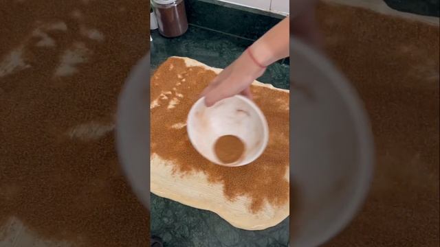 Синабоны (рецепт в комментарии) #синнабон #синабоны #синнабоны #рецептбулочек #булочкискорицей смотреть онлайн