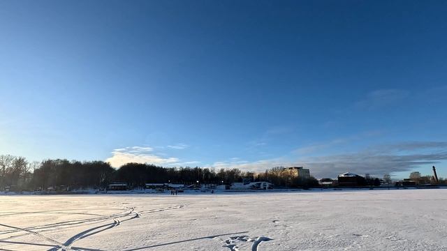 Встретили друга на фэтбайке в Солнечногорске.И поехали втроем по льду озера Сенеж.Встретили рыбака. смотреть онлайн
