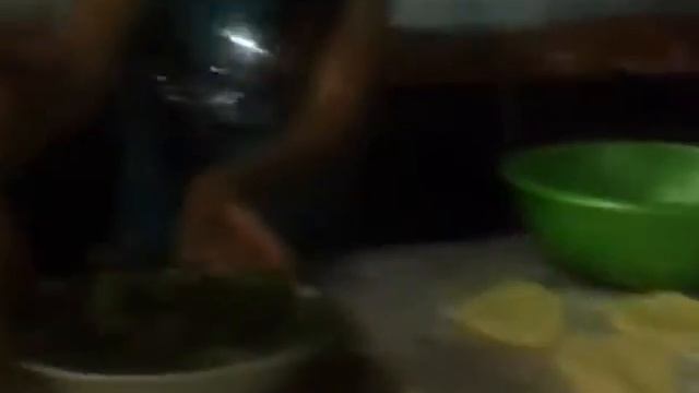 Девчонки стряпают булочки и рулет с маком и изюмом!!! смотреть онлайн