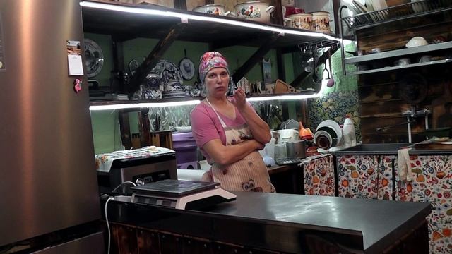 Я КОНЕЧНО ЖЕ ВСЕ ПОНИМАЮ НО НЕКОТОРЫХ ДАМ В ПРИЛИЧНОЕ ОЩЕСТВО ПУСКАТЬ НЕ СТОИТ смотреть онлайн