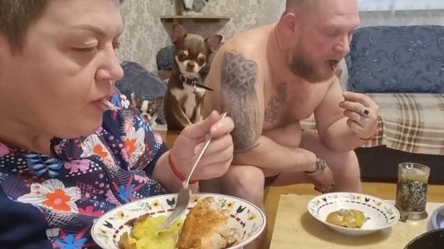 фкусная минутка-жареный окунь с помятой картошкой в мундире и скумбрия с зеленью в духовке смотреть онлайн