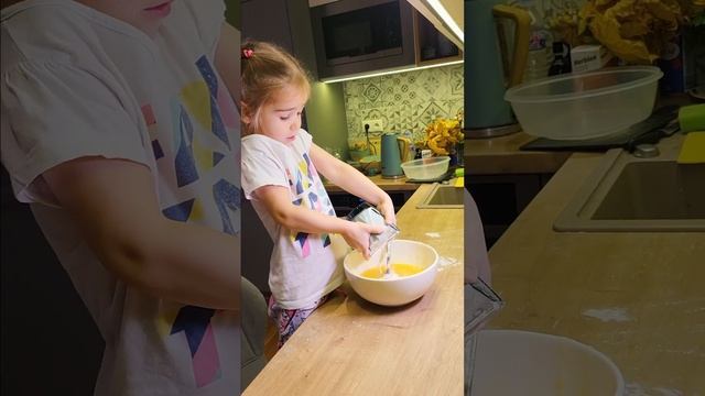 Как мы приготовили шарлотку с Ксюшей — рецепт самого вкусного яблочного пирога. смотреть онлайн