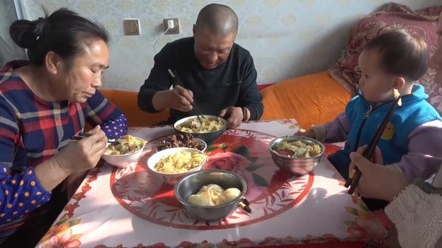 老妈做老家啥美食？卖相不好味道好！中午烩拿糕，稀罕饭吃香 смотреть онлайн