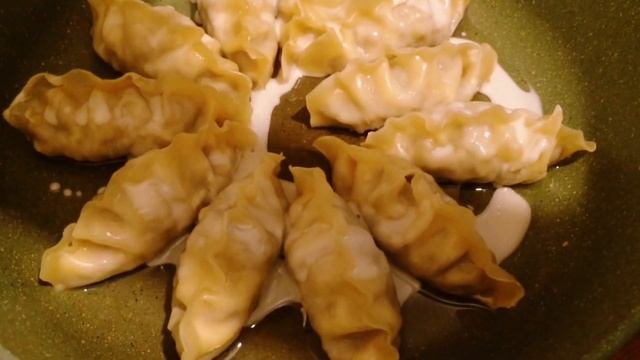 Как жарить пельмени на сковороде. Корейские манду, японские гедза, китайские дамплинги