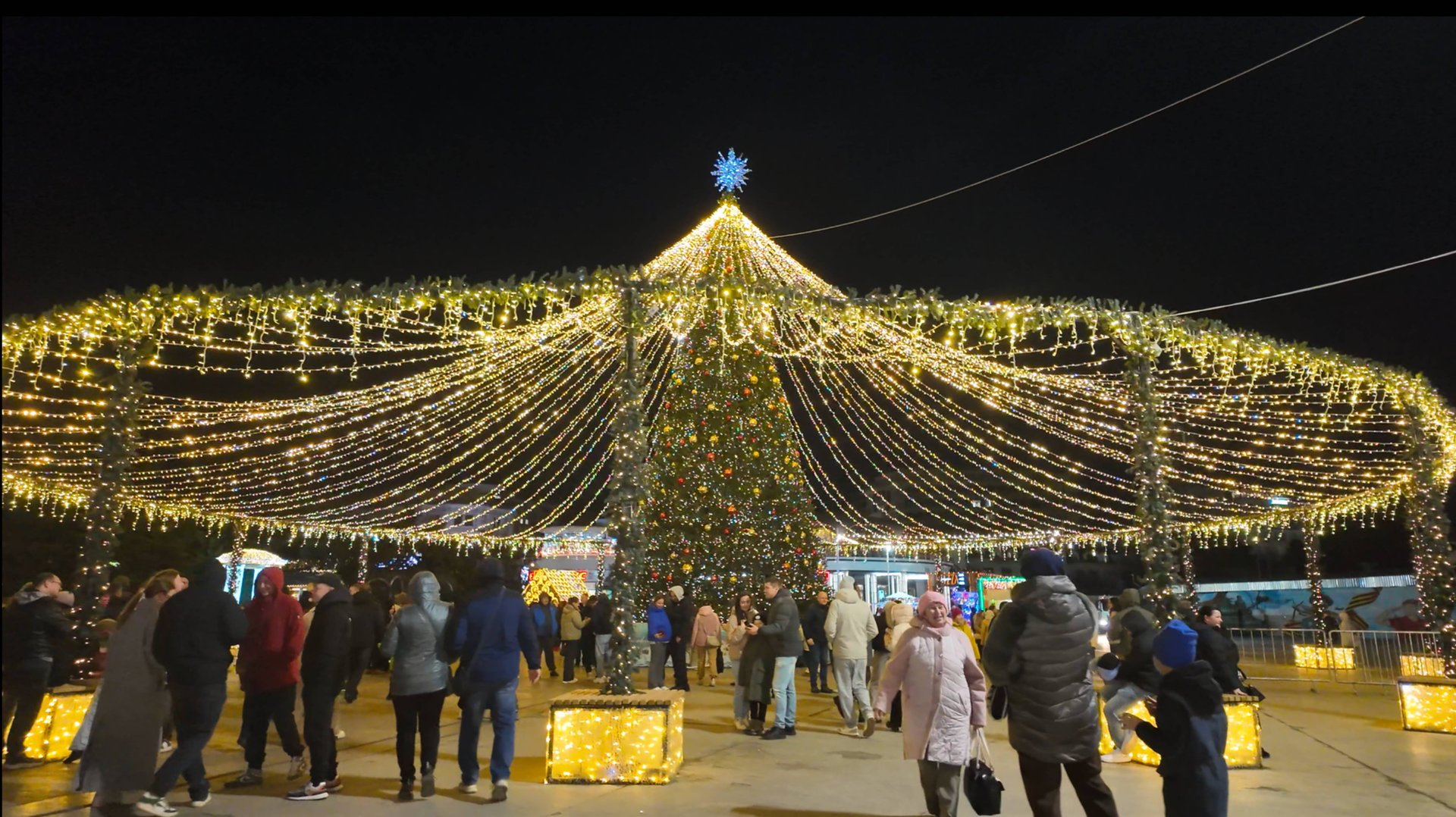 Ялта в огнях 2025: Главная елка и вечерняя сказка Крыма смотреть онлайн