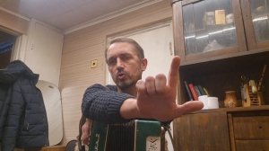 "Чё те надо". Пример упражняния в украшении песен на гармони. Ответ Ивану.