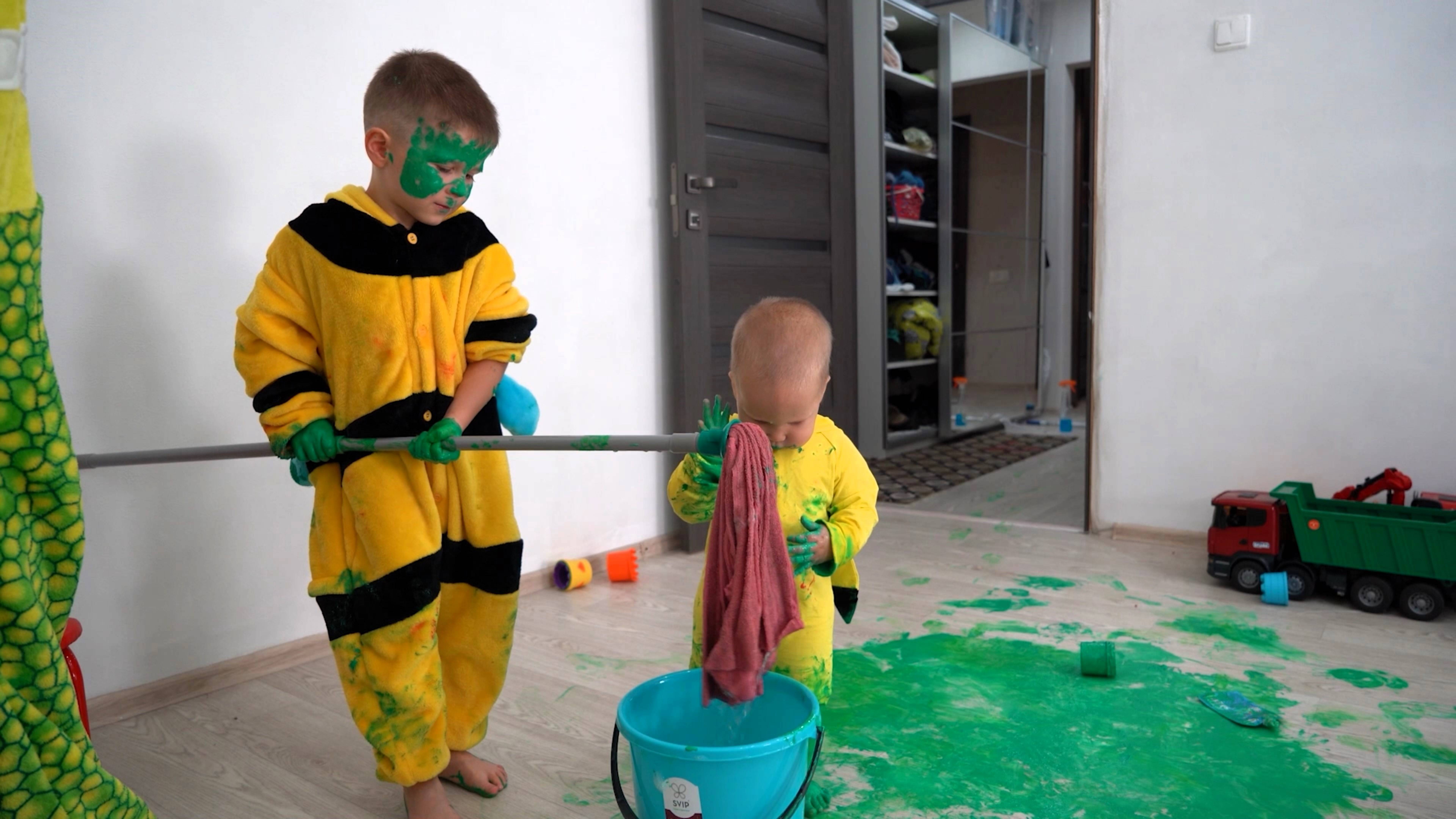 3 Ребенок залил полы краской и мама моет полы смотреть онлайн