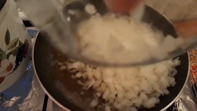 КУРИНОЕ МЯСО В ЛУКОВО-СЛИВОЧНОМ СОУСЕ!!! смотреть онлайн