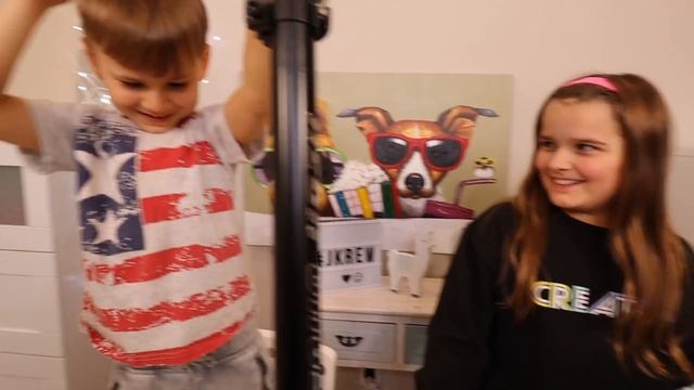 TRICK OR TREATING WITH NEON! | JKREW смотреть онлайн