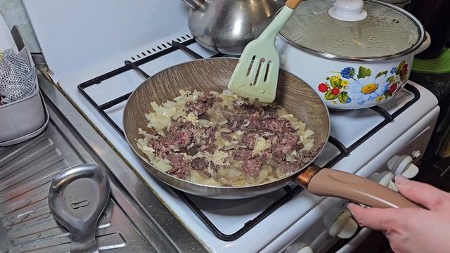 КАК ПРИГОТОВИТЬ МАКАРОНЫ по флотски с тушёнкой и чесноком смотреть онлайн