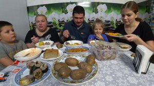 мукбанг, в кармане ветер, теперь только хлеб, картошка и селёдка