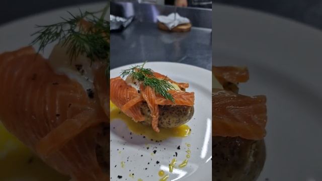 Запечённый картофель Бенедикт и лосось шеф посола 😋 #шефповар #рецепты смотреть онлайн