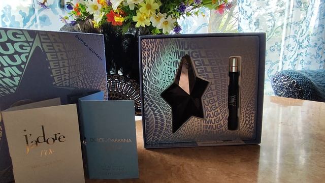 Любителям сладких, стойких , восточно - гурманских ароматов .Mugler Angel + Alien Hypersense смотреть онлайн