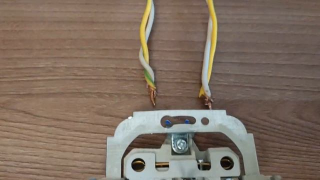 Как заменить старую розетку старого образца на новую двойную ? смотреть онлайн