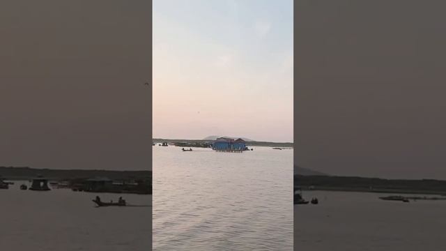 Плавучая деревня и крокодилы / Камбоджа смотреть онлайн