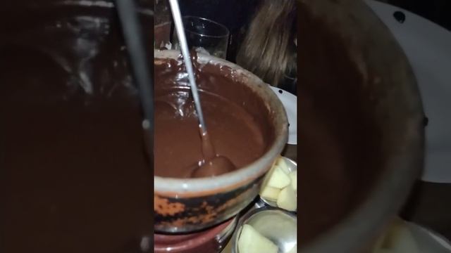 Para rir muito pagando mico em câmera lenta!! Tentando comer fondue!kkk смотреть онлайн