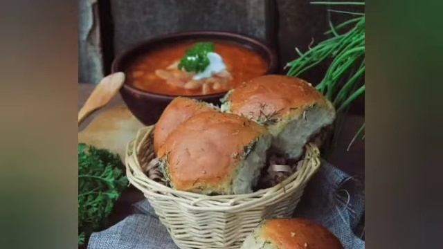 Борщ та домашні булочки з зеленню та часником смотреть онлайн