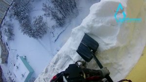 Чистка снега с крыши балкона