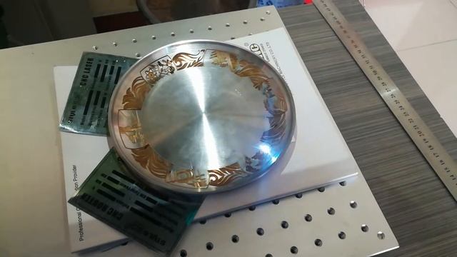 Curved surface Metal tray laser marking machine with 3d focus system смотреть онлайн