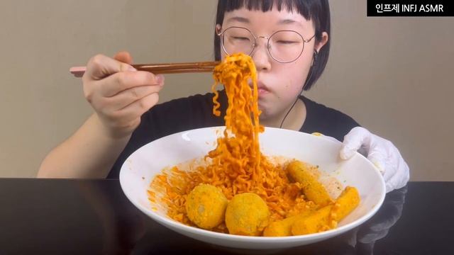 인프제(INFJ) 의 까르보불닭, 치즈볼, 치즈스틱 먹방 SPICY NOODLES & BBURINKLE CHEESE BALLS, CHEESE STICKS ASMR MUKBANG смотреть онлайн
