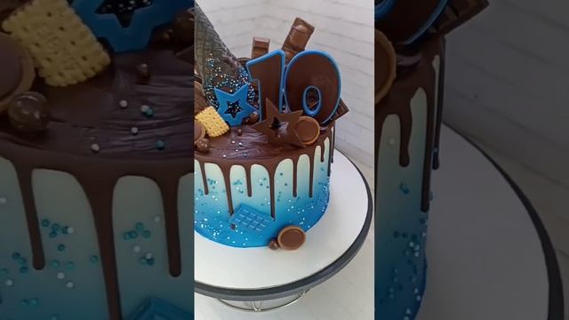 Шоколадный бисквит, малиновый конфитюр, малиновый ганаш на бельгийском шоколаде, крем-чиз. смотреть онлайн
