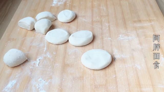 韭菜不用包饺子了，这样简单一做，比馅饼好吃还健康，我家经常做【阿胖面食】 смотреть онлайн