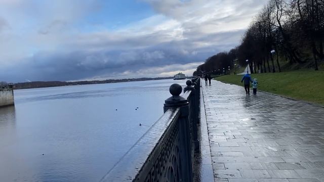 Ярославль/Прогулка по Набережной/Зашли в кафе пообедать.